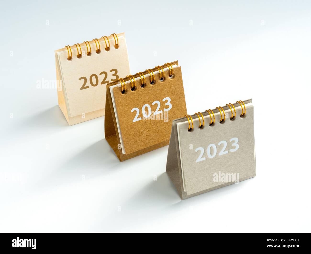 2023, numéros de la nouvelle année sur divers tons de terre eco calendriers de bureau en beige, jaune et gris sur fond blanc. Un décor minimaliste Banque D'Images