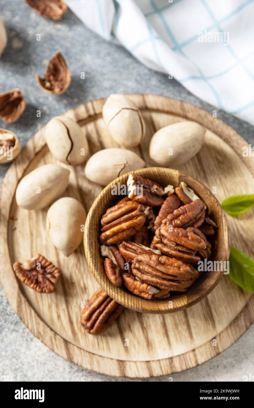 Bol avec noix de pécan sur une table en pierre. Noix et graines, graisses saines, divers oligo-éléments et vitamines. Banque D'Images