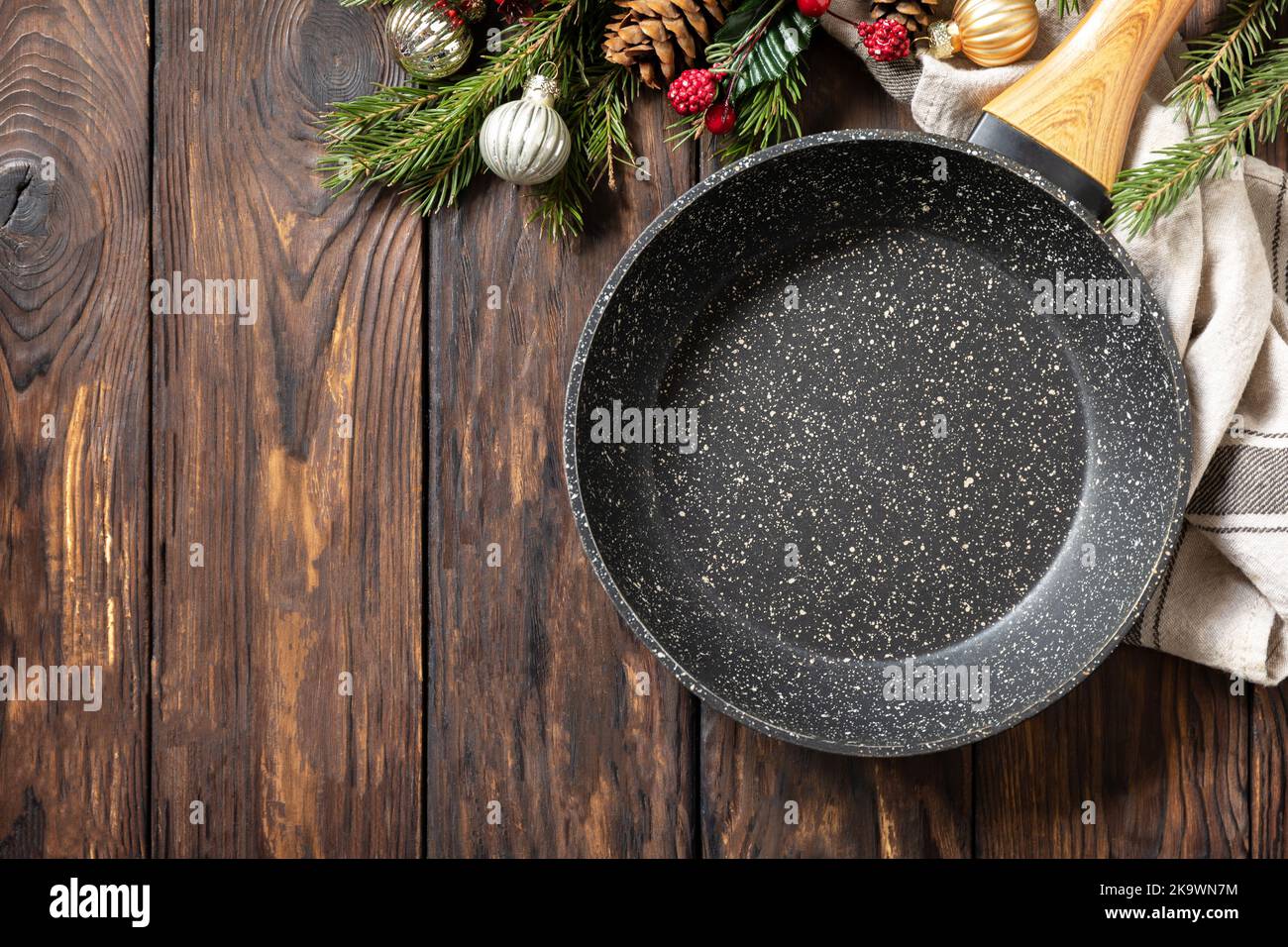 Vider la poêle à frire avec la nappe, l'arbre de Noël et le décor sur fond de bois. Maquette plate pour un style unique. Vue de dessus. Copier l'espace. Banque D'Images