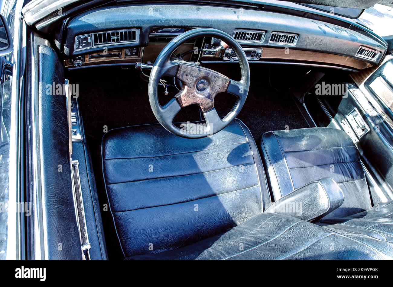 Détails de couleur sur le phare d'une voiture rétro, intérieur du tableau de bord d'une voiture rétro. Vue du volant et du tableau de bord d'une vieille voiture vintag. Banque D'Images