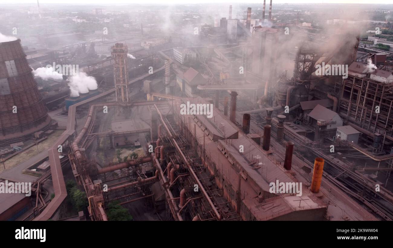 Site industriel ou zone avec usines, usines de fabrication, centrales électriques, entrepôts, tours de refroidissement. Four industriel et échangeur thermique Banque D'Images