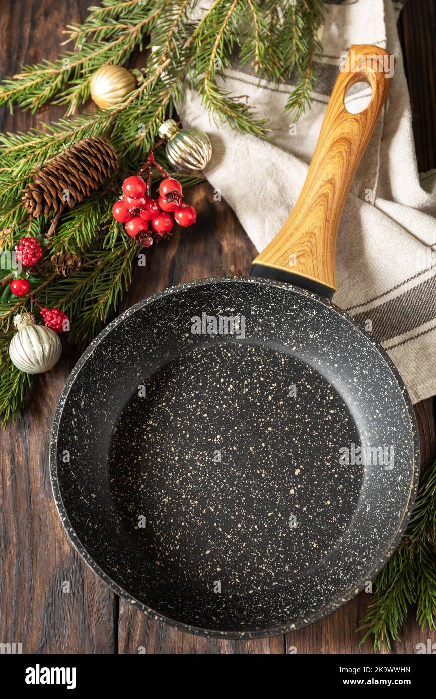 Vider la poêle à frire, l'arbre de Noël et le décor sur fond de bois. Banque D'Images