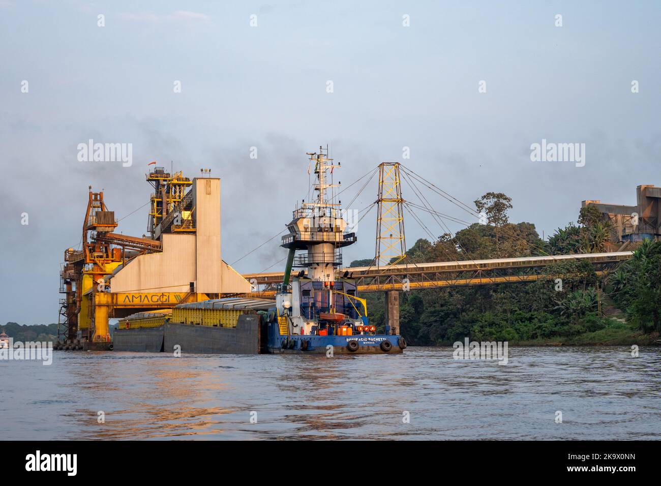 Produits agricoles chargés sur des bateaux au port d'Itacoatiara, Amazonas, Brésil. Banque D'Images