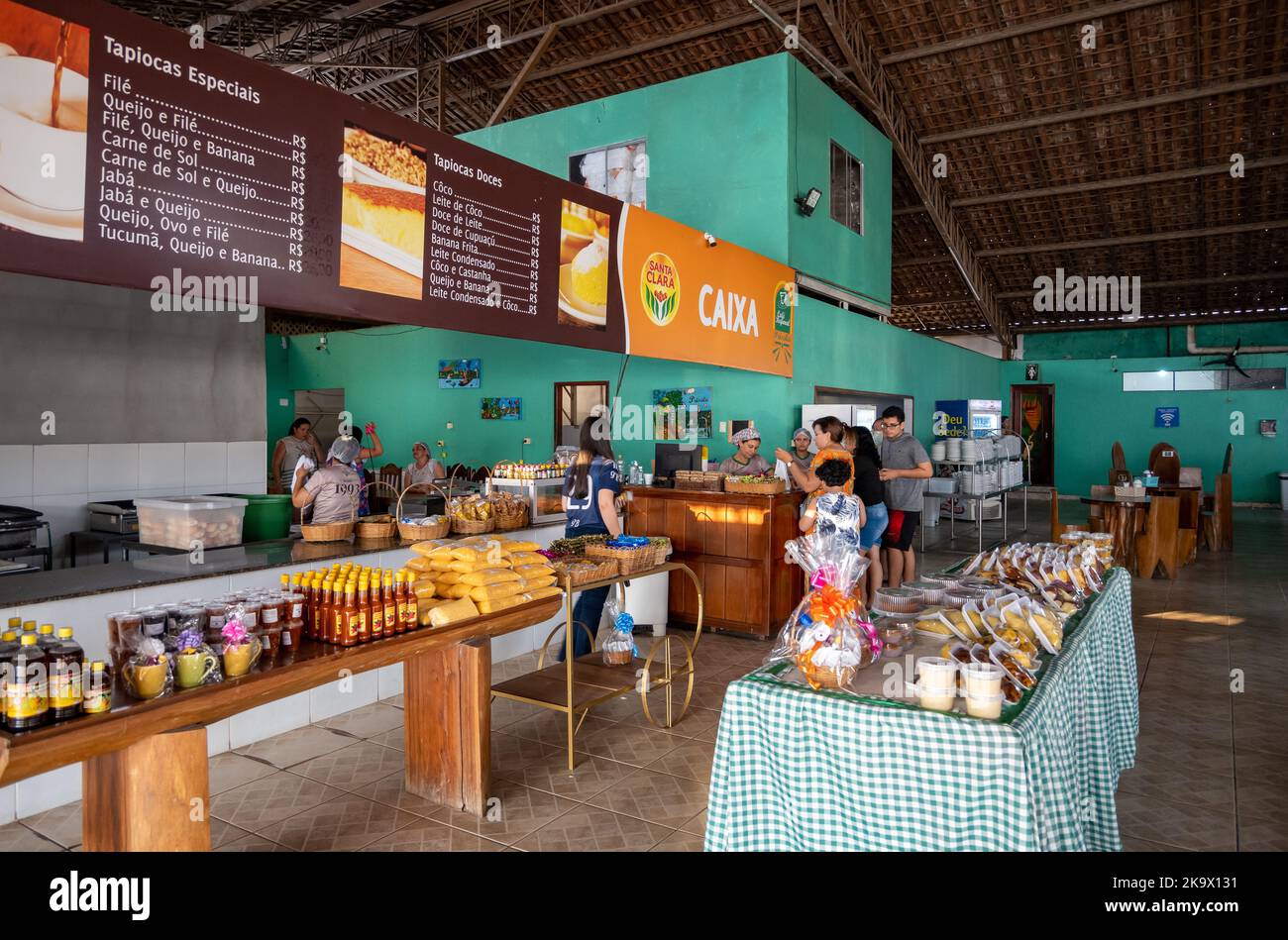 Les clients magasinent dans un café et un restaurant locaux. Amazonas, Brésil. Banque D'Images