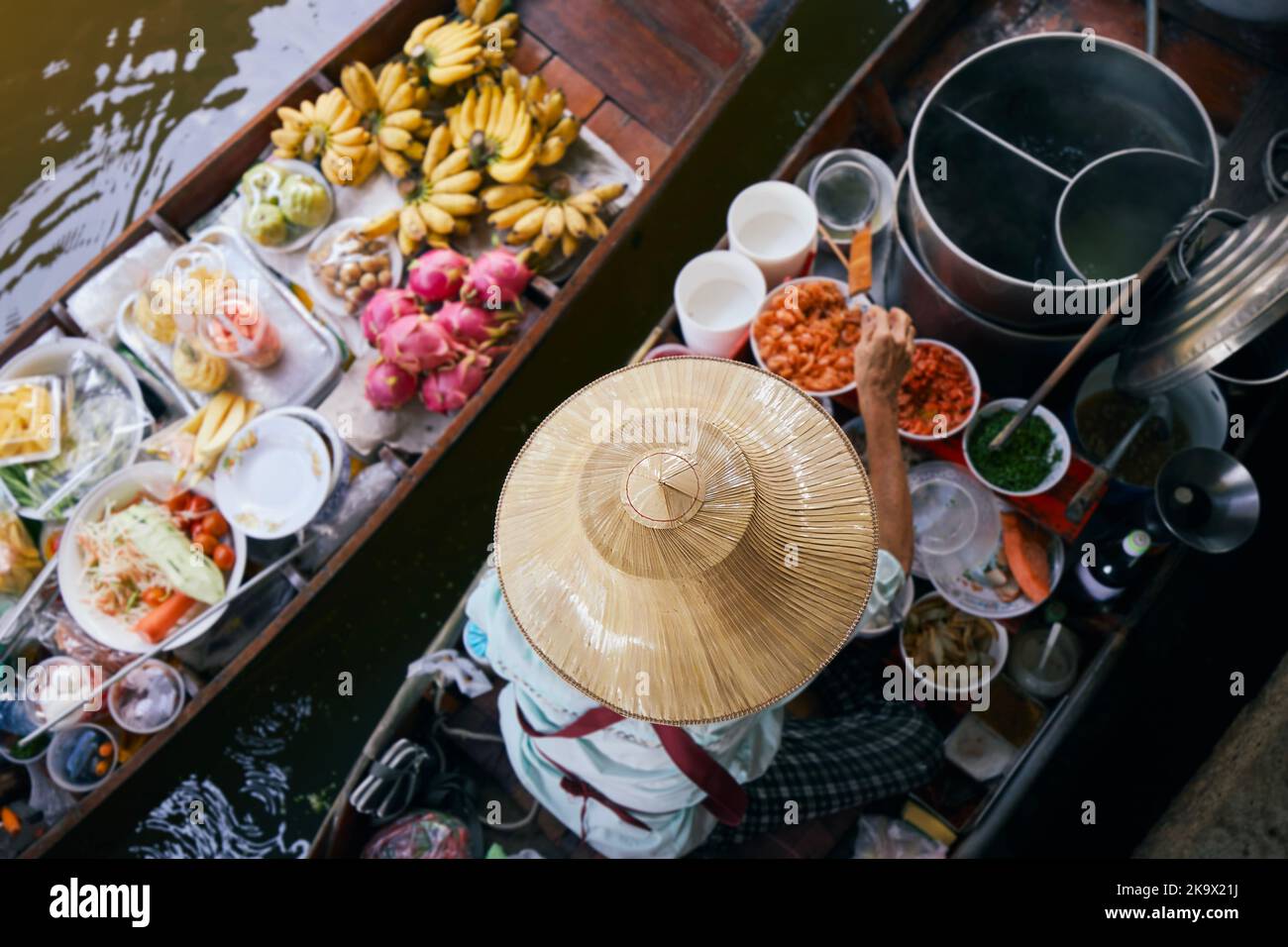 Accent sélectif sur le chapeau de vendeur sur bateau sur le marché flottant traditionnel Damnoen Saduak près de Bangkok, Thaïlande. Banque D'Images