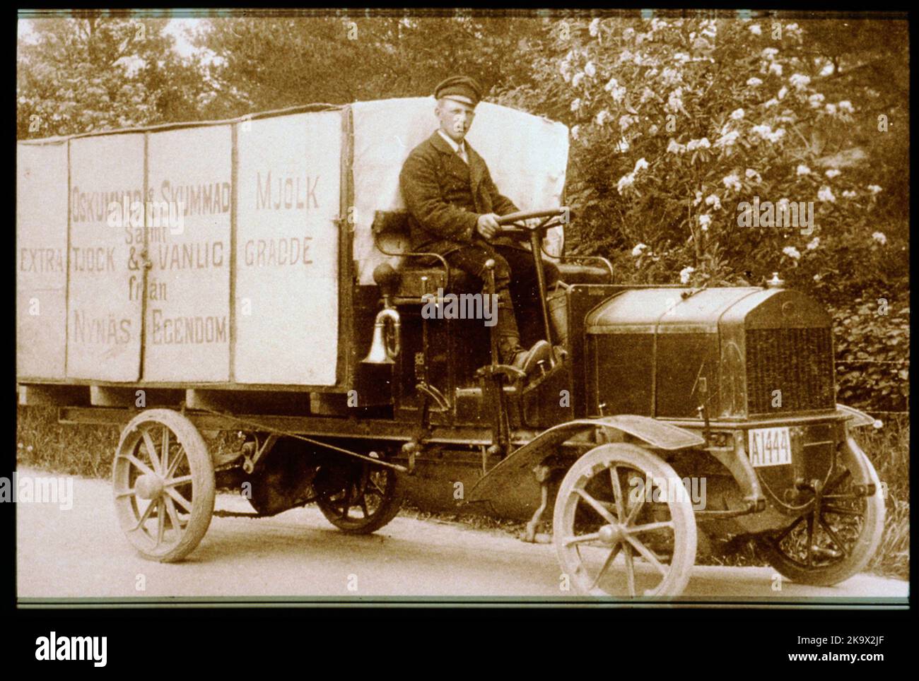 Camion Scania pour le transport du lait. Banque D'Images
