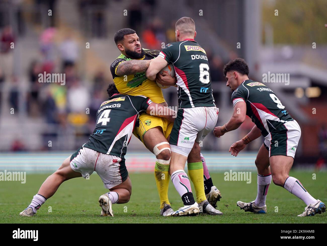 Brad Morkos et Adam Doueihi s’attaquent à l’Andrade Jordan de la Jamaïque lors du match C de la Ligue de rugby au Leigh Sports Village, à Leigh. Date de la photo: Dimanche 30 octobre 2022. Banque D'Images