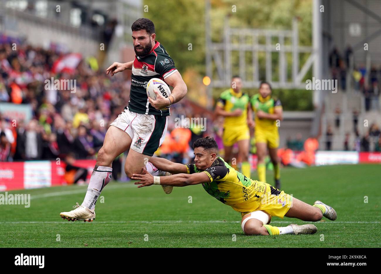 Le libanais Abbas Miski s’éloigne de la ruée de Kieran en Jamaïque pour tenter de remporter un match de rugby à XV du groupe C de la coupe du monde au Leigh Sports Village, à Leigh. Date de la photo: Dimanche 30 octobre 2022. Banque D'Images