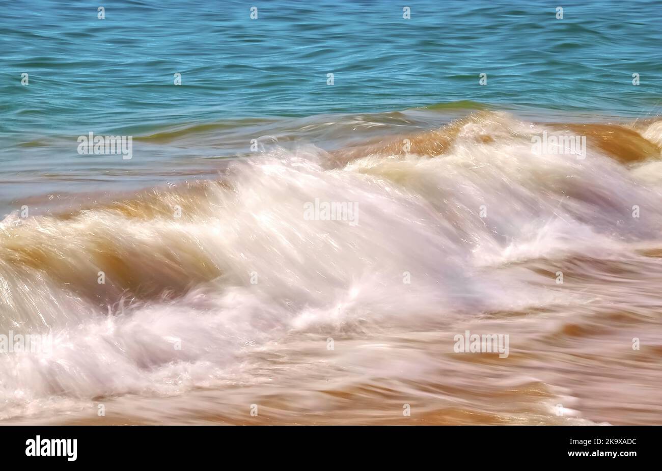 Surfez depuis l'océan sur une plage de l'Algarve au ralenti Banque D'Images