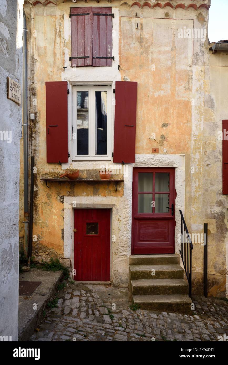 Maison de village attrayante et traditionnelle dans la vieille ville ou le quartier historique de Dieulefit Drome France Banque D'Images