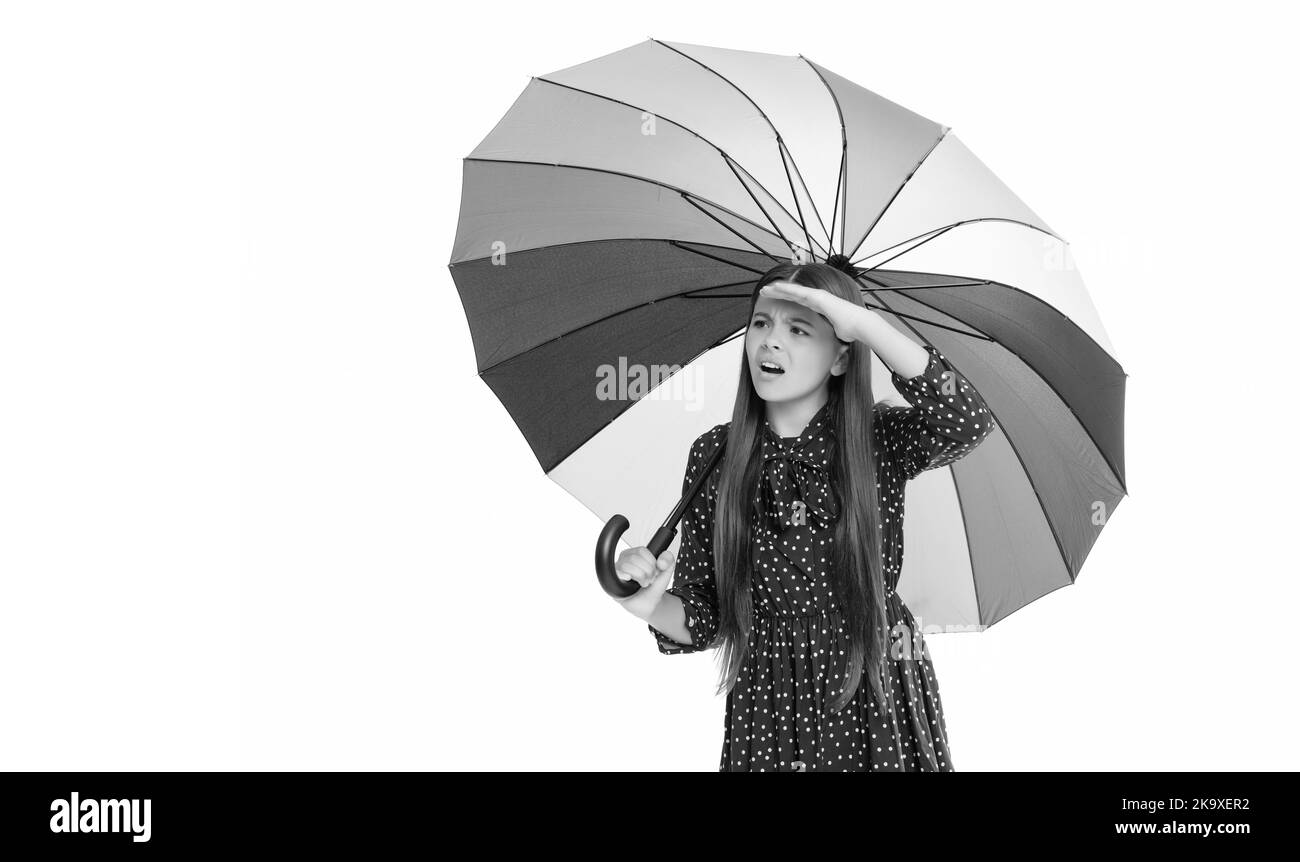 accessoire de mode automne. jeune fille élégante. enfant confus tenir un parasol coloré. Banque D'Images