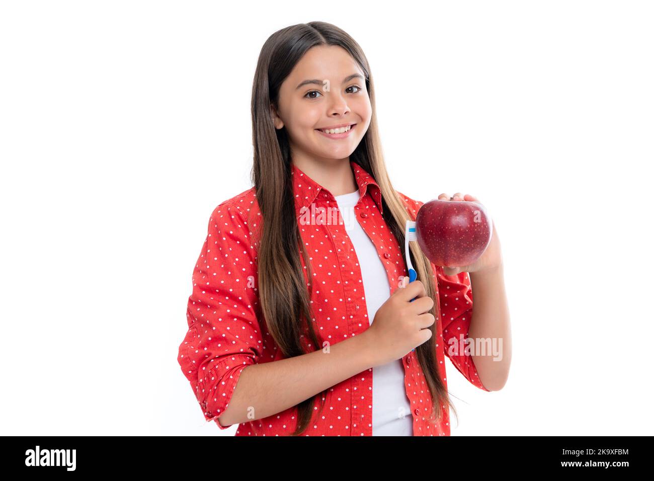 Vitamines de pomme pour des dents saines. Une adolescente se brossant les dents. L'adolescent tient une brosse à dents dans la main se brossant les dents matin hygiène dentaire de routine Banque D'Images