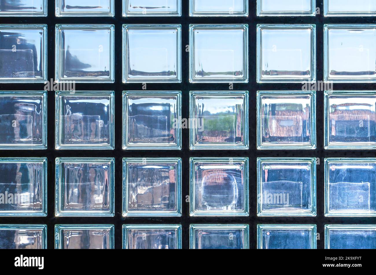 Vue à travers une façade en blocs de verre translucides ou semi-transparents Banque D'Images