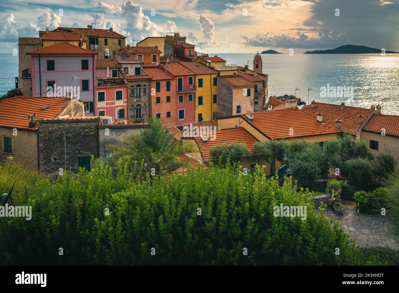 Vue de Tellaro depuis la colline avec de beaux bâtiments colorés et pittoresque golfe de la Spezia en arrière-plan au coucher du soleil, Ligurie, Italie, Europe Banque D'Images