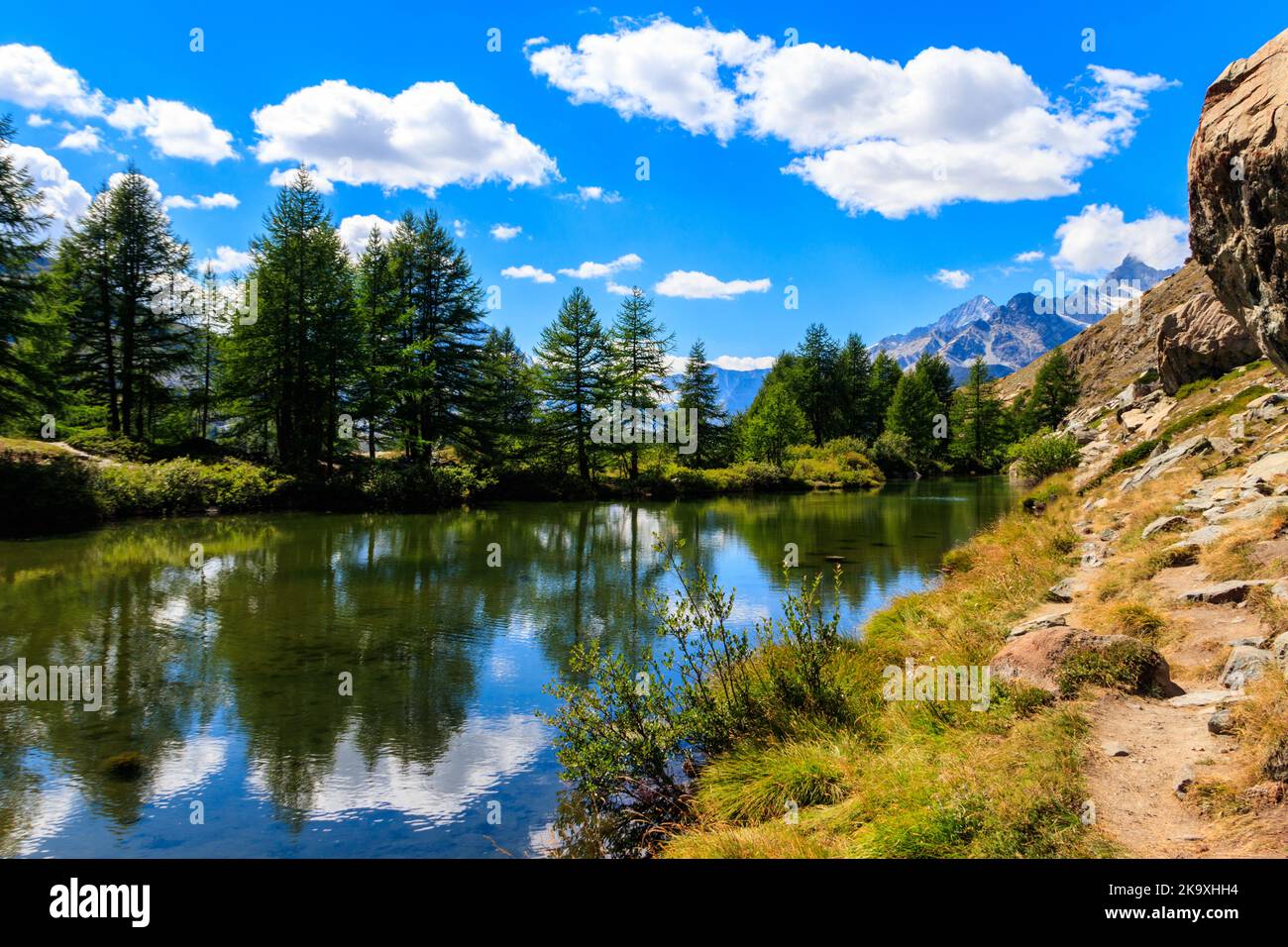 Vue sur le lac de Grindji (Grindjisee) et les Alpes suisses en été sur un sentier de cinq lacs à Zermatt, en Suisse Banque D'Images