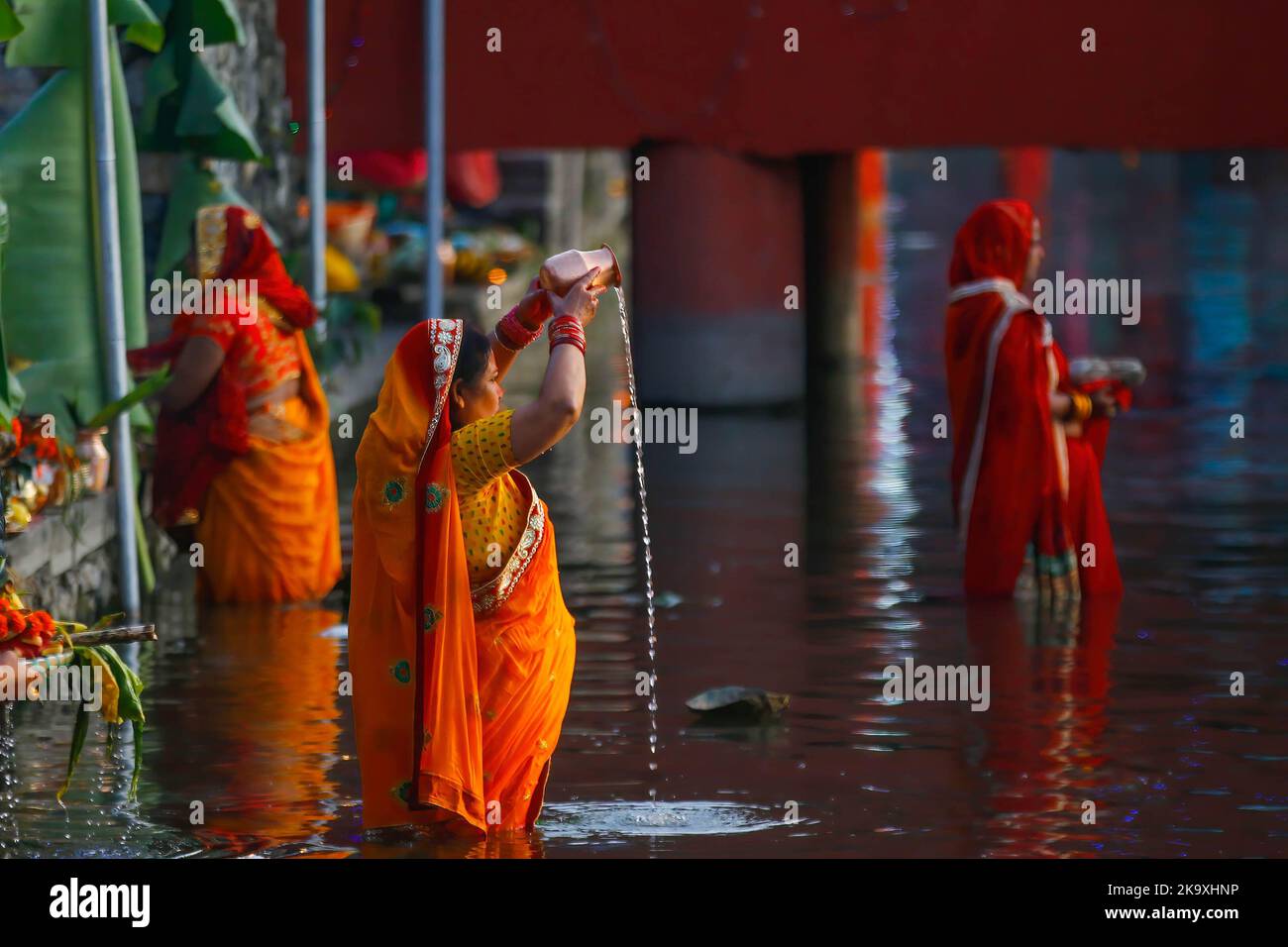 Les femmes hindoues népalaises offrent des prières au soleil couchant sur les rives de l'étang de Pokhari Kamal pendant le festival Chhath à Katmandou. Chhath, un festival ancien observé par les Hindous, où les dévotés se réunissent par la rivière sainte pour offrir des prières tout en jeûnant, se baignant et se tenant dans l'eau pendant des périodes continues pour offrir des prières au Dieu du Soleil, remerciant et payant des respects pour chercher des bénédictions pour maintenir la vie sur terre. (Photo de Skanda Gautam / SOPA Images / Sipa USA) Banque D'Images
