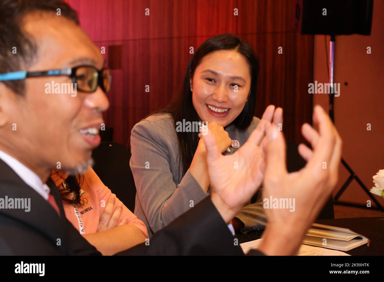 Manama. 30th octobre 2022. Zhang Hong (R), membre du comité exécutif du Comité olympique chinois, est présent lors d'un séminaire de deux jours sur l'équité entre les sexes organisé par le Conseil olympique d'Asie (OCA) à Bahreïn le 30 octobre 2022. POUR ALLER AVEC 'la conférence OCA sur l'équité entre les sexes commence à Bahreïn' crédit: Wang Haizhou/Xinhua/Alay Live News Banque D'Images