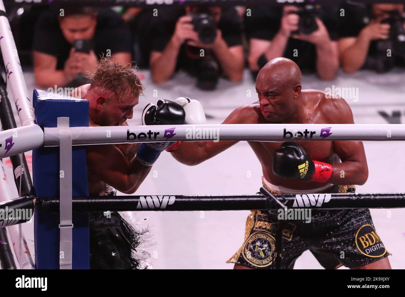 GLENDALE, AZ - 29 OCTOBRE : Jake Paul et Anderson Silva se rencontrent dans le ring de boxe pour leur combat de poids-croisière lors de l'événement de PPV Paul vs Silva de Showtime à l'arène de diamants du désert de 29 octobre 2022 à Glendale, Arizona, États-Unis.(photo d'Alejandro Salazar/PxImages) Banque D'Images