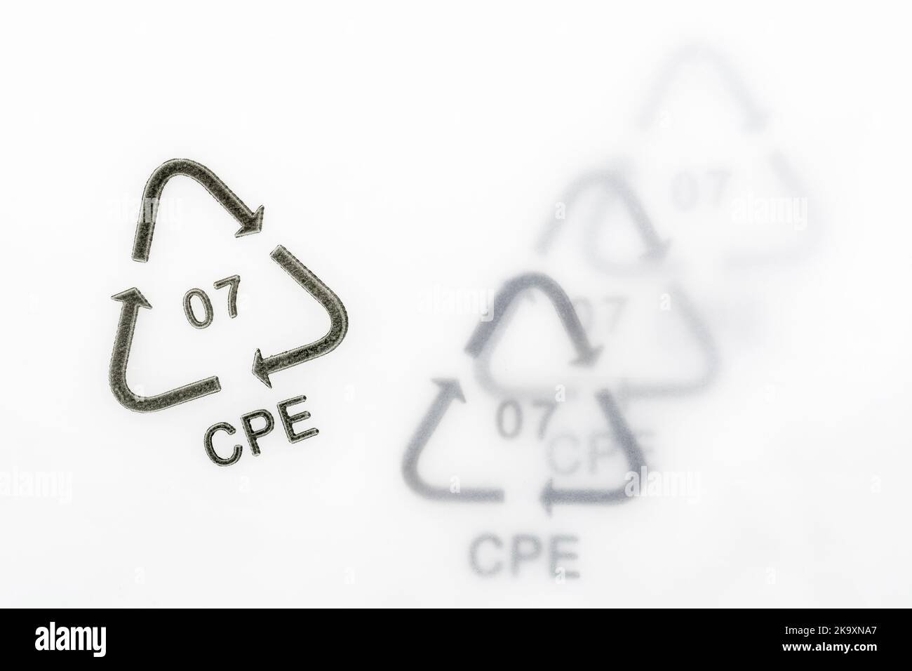 Gros plan de 07 codes résine plastique / Code d'identification résine 7 sur l'emballage plastique. Ici CPE fait référence au recyclage des plastiques composites. Banque D'Images