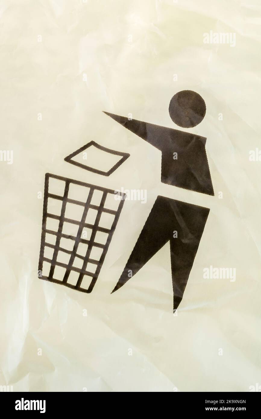 Symboles de recyclage - pictogramme Tidyman - sur un sac en plastique recouvrant une boîte de produit. Symboles internationaux de recyclage, symbole de recyclage, garder la Grande-Bretagne propre Banque D'Images