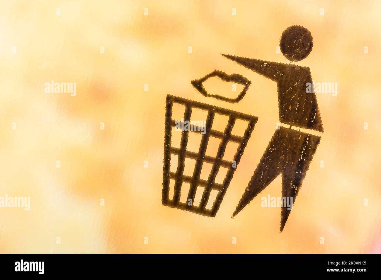 Symboles de recyclage - pictogramme Tidyman - sur un sac en plastique recouvrant une boîte de produit. Symboles internationaux de recyclage, symbole de recyclage, garder la Grande-Bretagne propre. Banque D'Images