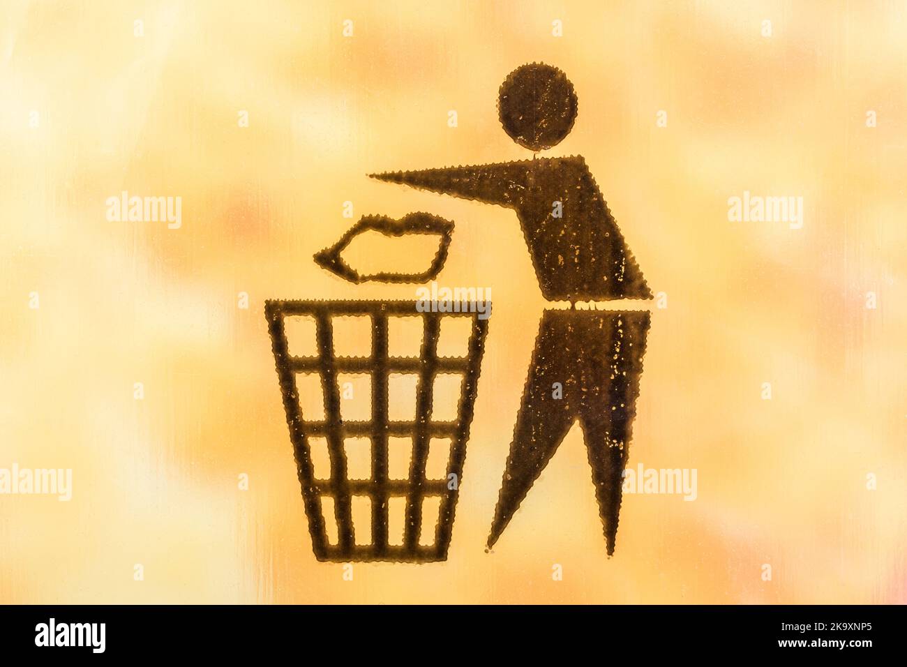 Symboles de recyclage - pictogramme Tidyman - sur un sac en plastique recouvrant une boîte de produit. Symboles internationaux de recyclage, symbole de recyclage, garder la Grande-Bretagne propre. Banque D'Images