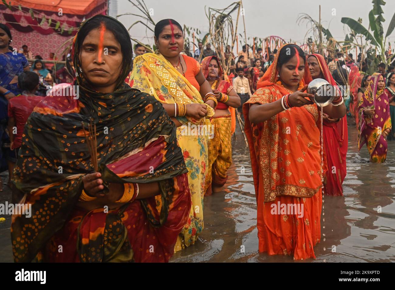 New Delhi, Delhi, Inde. 30th octobre 2022. Les femmes dévotées offrent des prières sur les rives de la rivière Yamuna pendant le festival Chhath Puja à New Delhi. Pendant le festival Chhath Puja, des rituels sont exécutés pour remercier le Dieu du Soleil pour avoir soutenu la vie sur terre. (Credit image: © Kabir Jhangiani/ZUMA Press Wire) Credit: ZUMA Press, Inc./Alamy Live News Banque D'Images