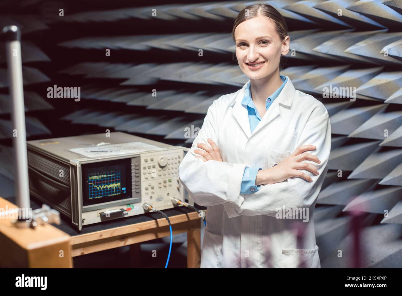 Ingénieur dans un laboratoire silencieux testant les équipements HF Banque D'Images