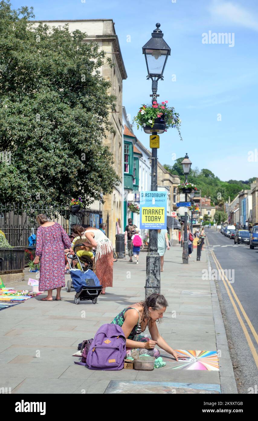 Artiste de trottoir sur la High Street dans la ville de Glastonbury, Somerset, Royaume-Uni Banque D'Images