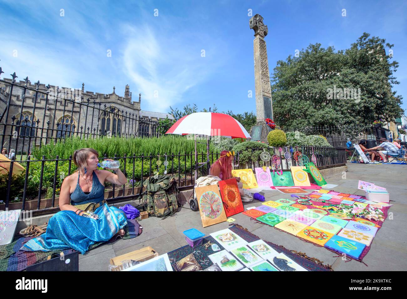 Artiste de rue sur la rue High Street dans la ville de Glastonbury dans Somerset Royaume-Uni Banque D'Images