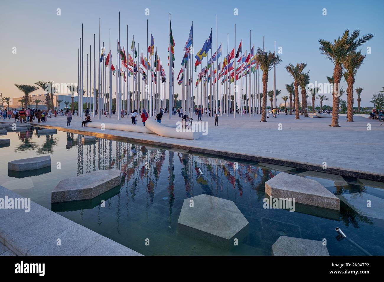 Flag Plaza est la plus récente installation artistique à Doha, au Qatar, où 119 drapeaux ont été hissés, formant un espace communautaire pour les gens à voir et à apprécier Banque D'Images