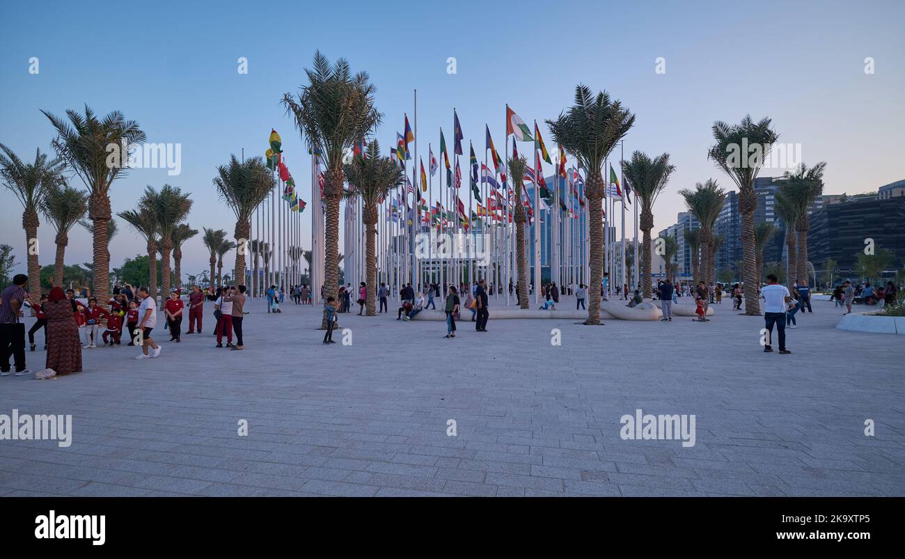 Flag Plaza est la plus récente installation artistique à Doha, au Qatar, où 119 drapeaux ont été hissés, formant un espace communautaire pour les gens à voir et à apprécier Banque D'Images