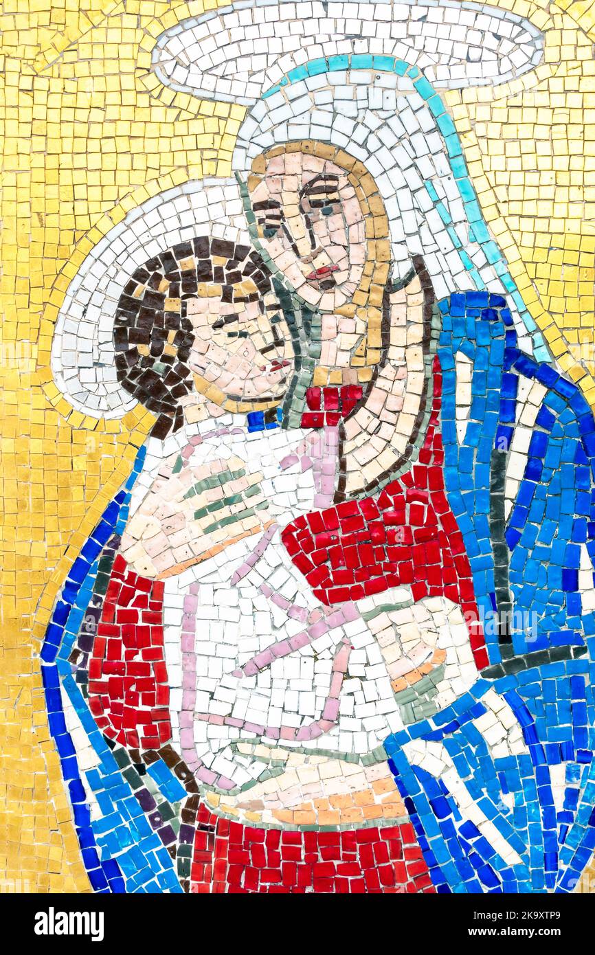 Mosaïque colorée représentant Marie avec le bébé Jésus. Banque D'Images