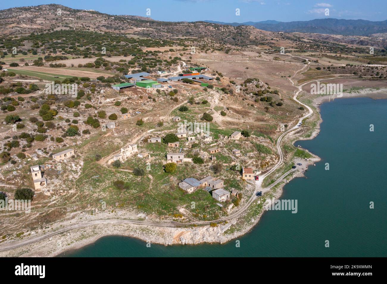 Vue aérienne du village abandonné d'Evretou sur le côté du réservoir d'Evretou, district de Paphos, Chypre. Banque D'Images