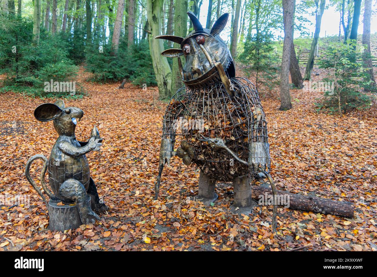 Sculpture des personnages pour enfants le Gruffalo et la souris, dans le parc Hardwick, Sedgefield, comté de Durham, Royaume-Uni en automne ou en automne Banque D'Images