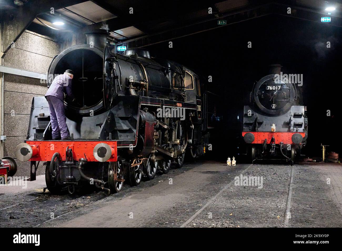 Des locomotives à vapeur se sont déversées à la fin d'une journée chargée sur le chemin de fer Bluebell Banque D'Images