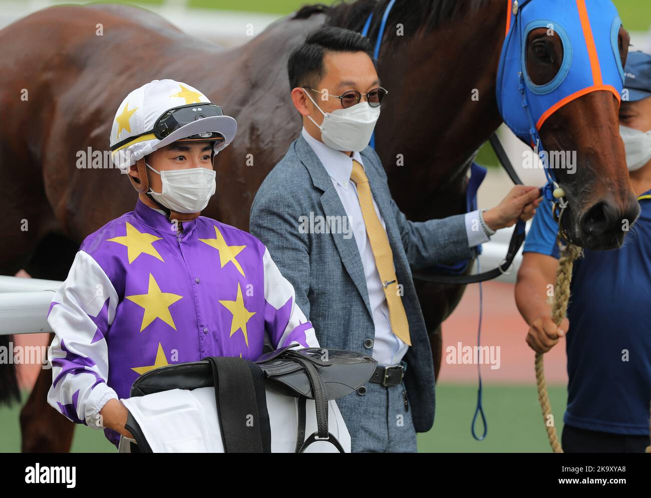 Race 4, UNTOLD RICHES, monté par Keith Yeung Ming-lun, a gagné la classe 4 sur 1200m à Sha Tin. L'entraîneur Jimmy Ting Koon-ho (R) a célébré sa victoire avec le jockey. 23OCT22 SCMP / Kenneth Chan. Banque D'Images