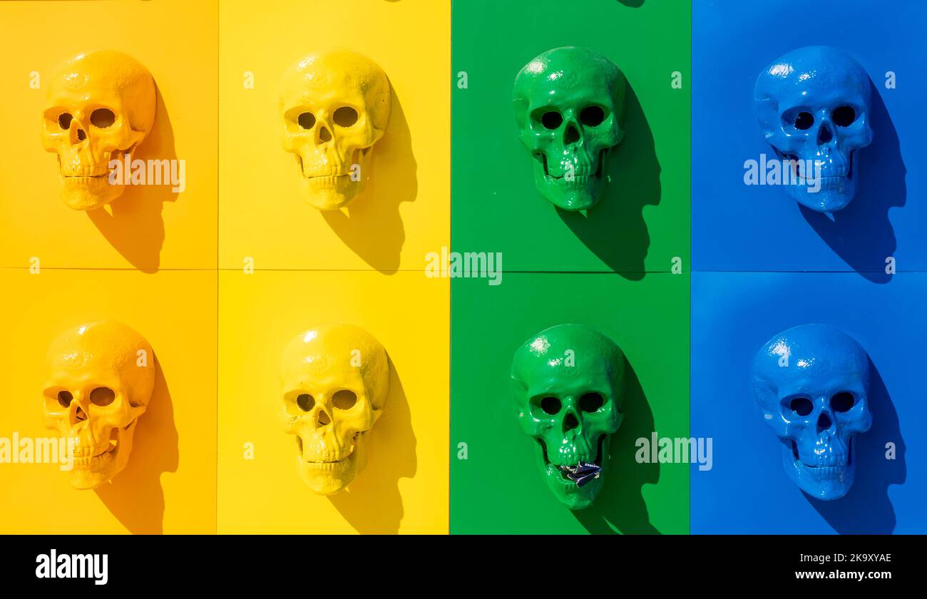 Une collection de crânes multicolores disposés en une ligne. Concept Halloween Banque D'Images