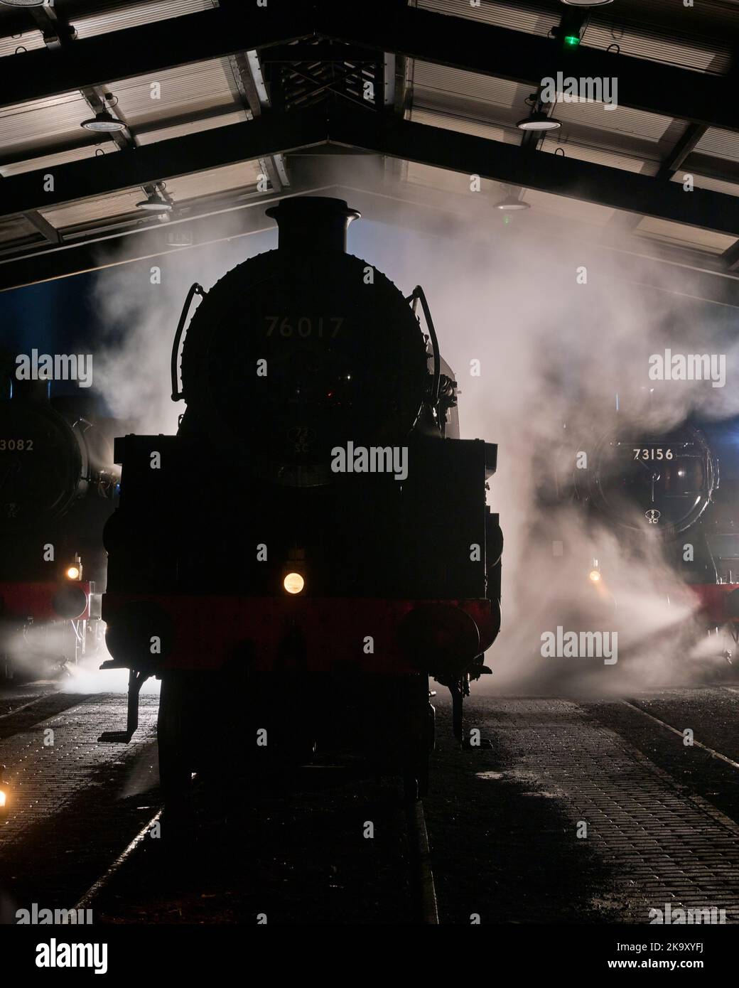 Des locomotives à vapeur se sont déversées à la fin d'une journée chargée sur le chemin de fer Bluebell Banque D'Images