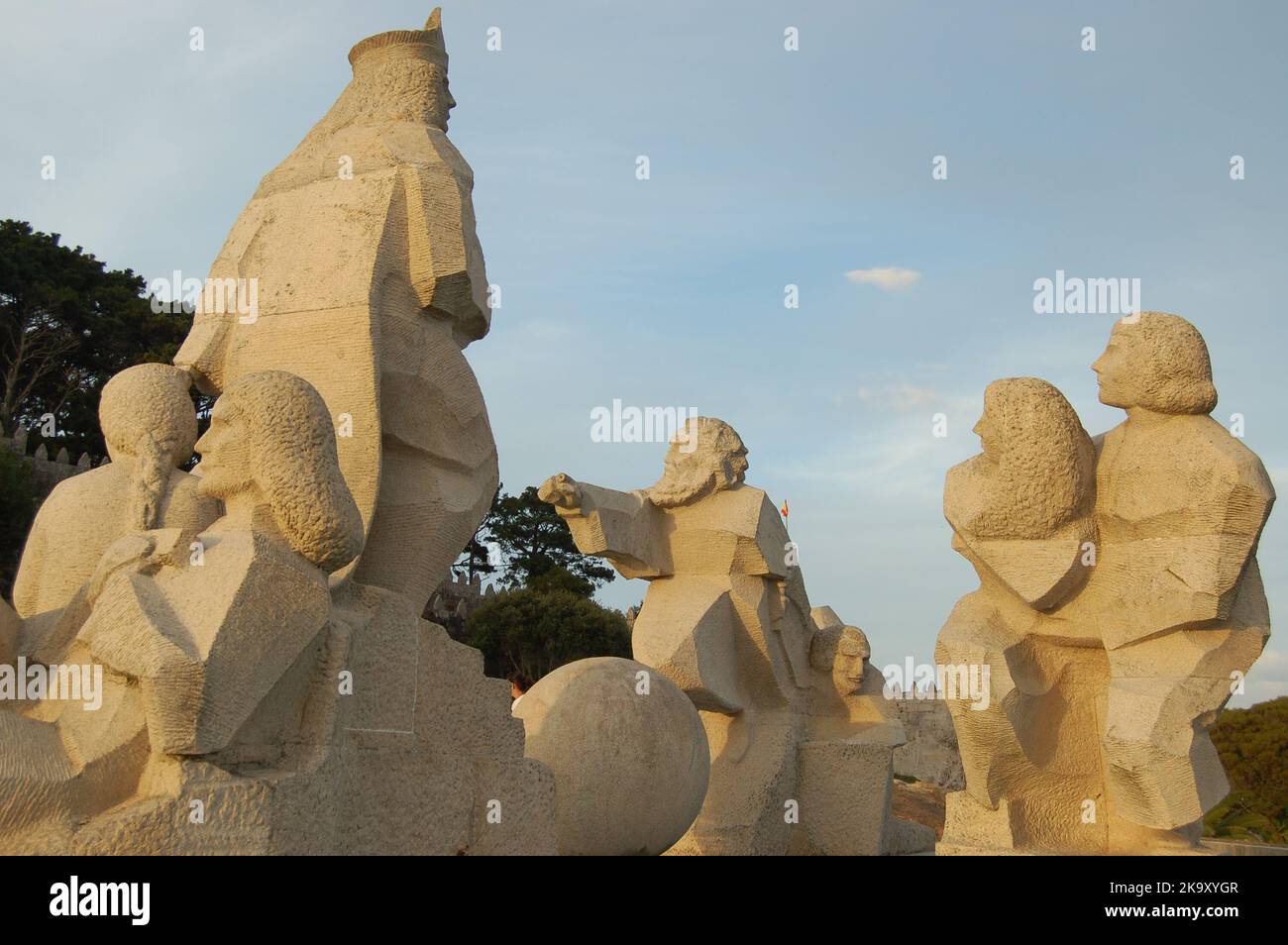 Baiona, Espanha - 03 mai 2022 : coucher de soleil près du monument rencontre entre deux mondes, Pontevedra. Banque D'Images