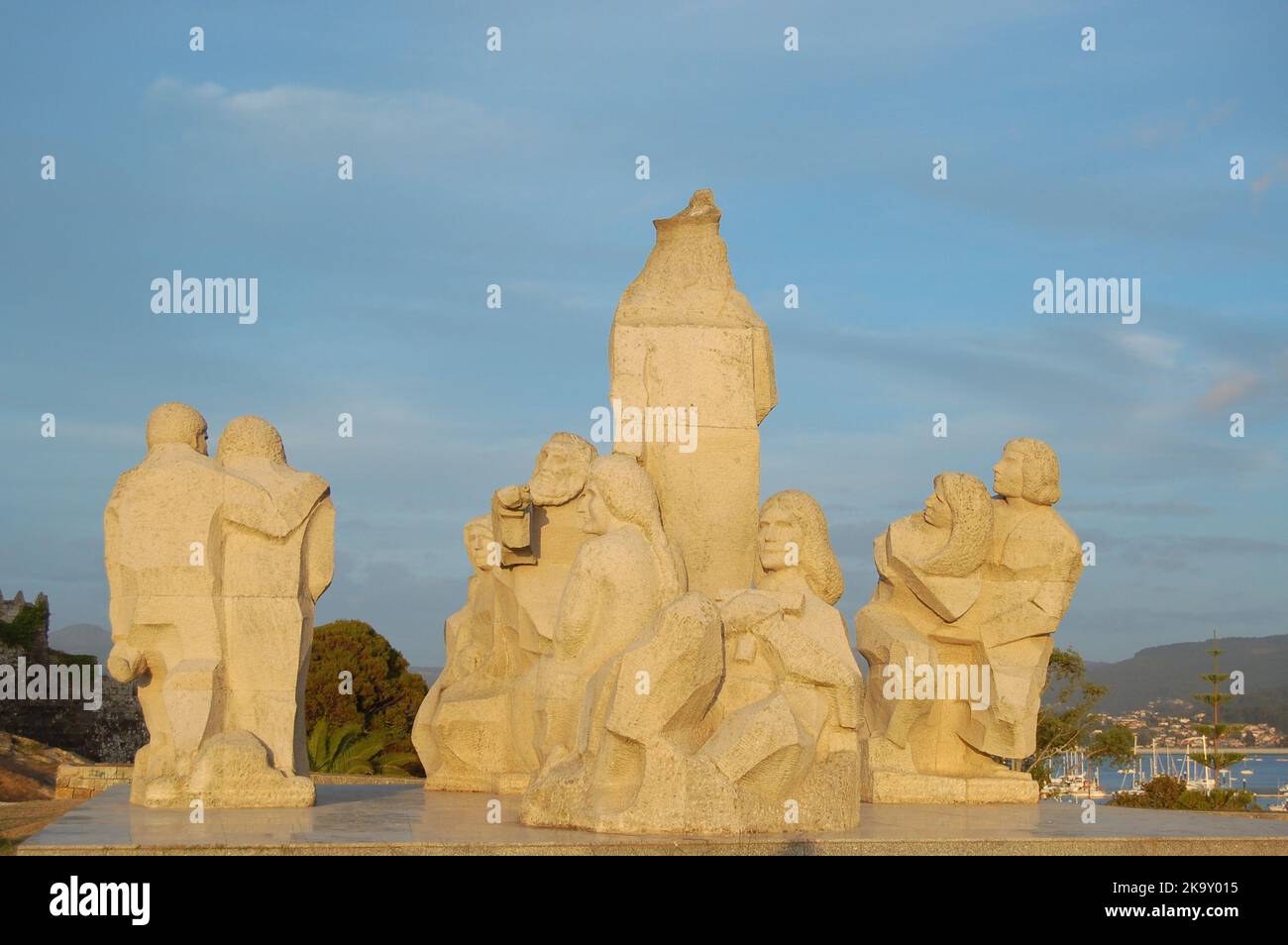 Baiona, Espanha - 03 mai 2022 : coucher de soleil près du monument rencontre entre deux mondes, Pontevedra. Banque D'Images