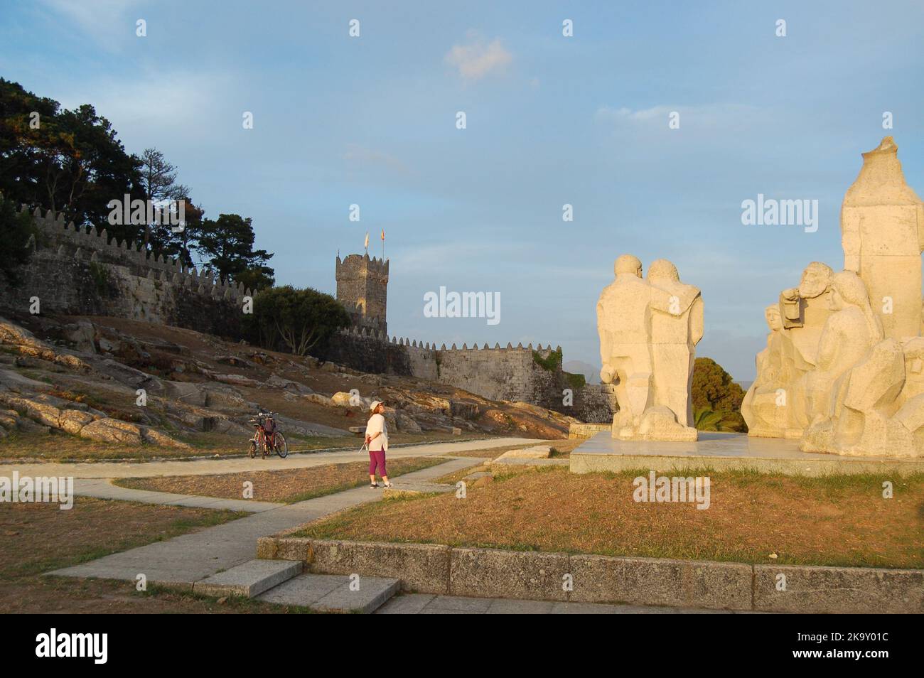 Baiona, Espanha - 03 mai 2022 : coucher de soleil près du monument rencontre entre deux mondes, Pontevedra. Banque D'Images