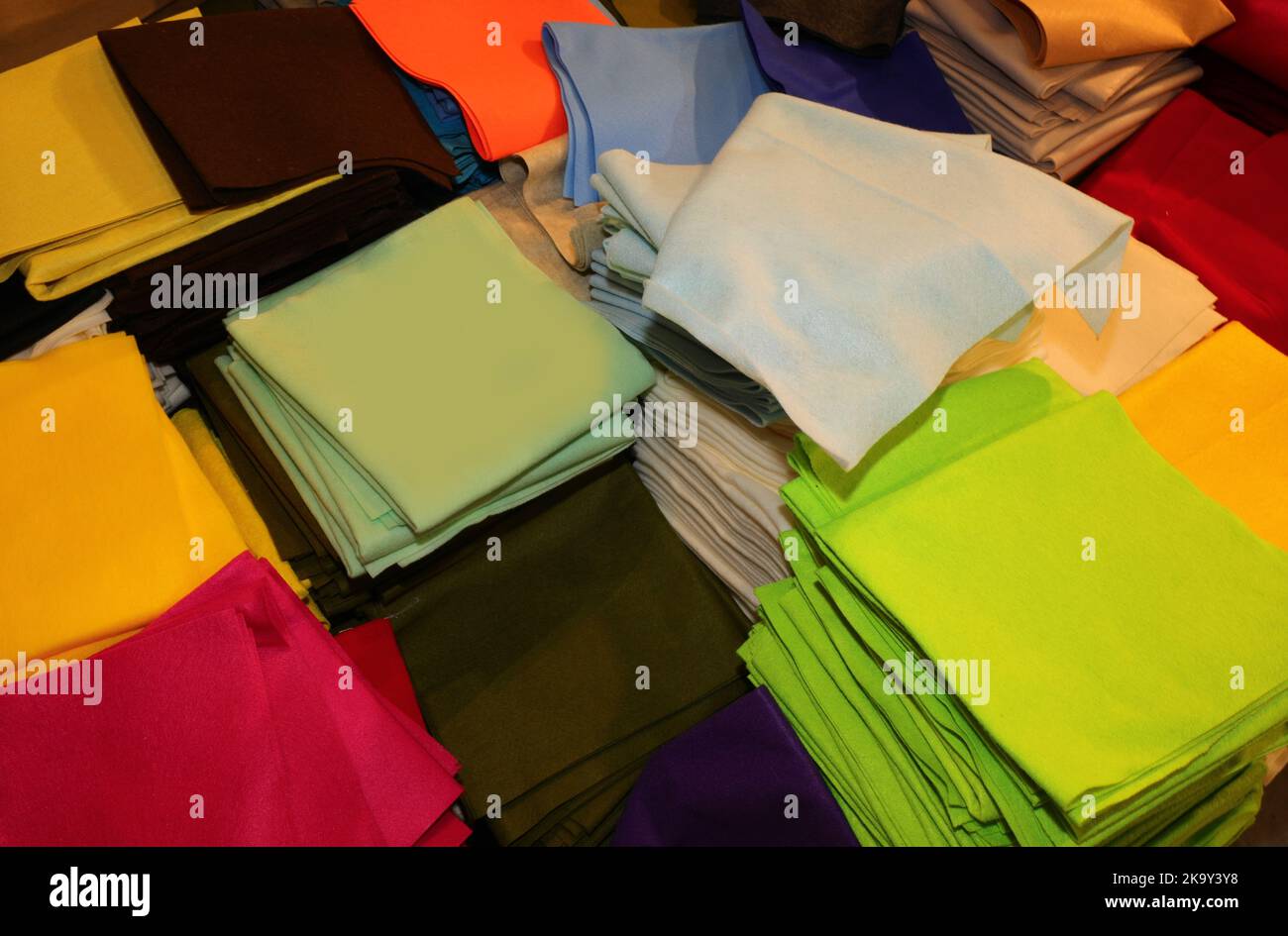 des morceaux de feutre et de tissus colorés à vendre dans la boutique de tissus Banque D'Images
