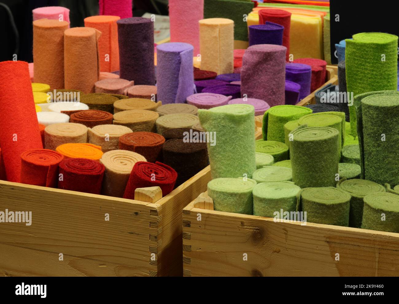 tubes de tissus et de tissus colorés et à vendre à la boutique de tissus Banque D'Images