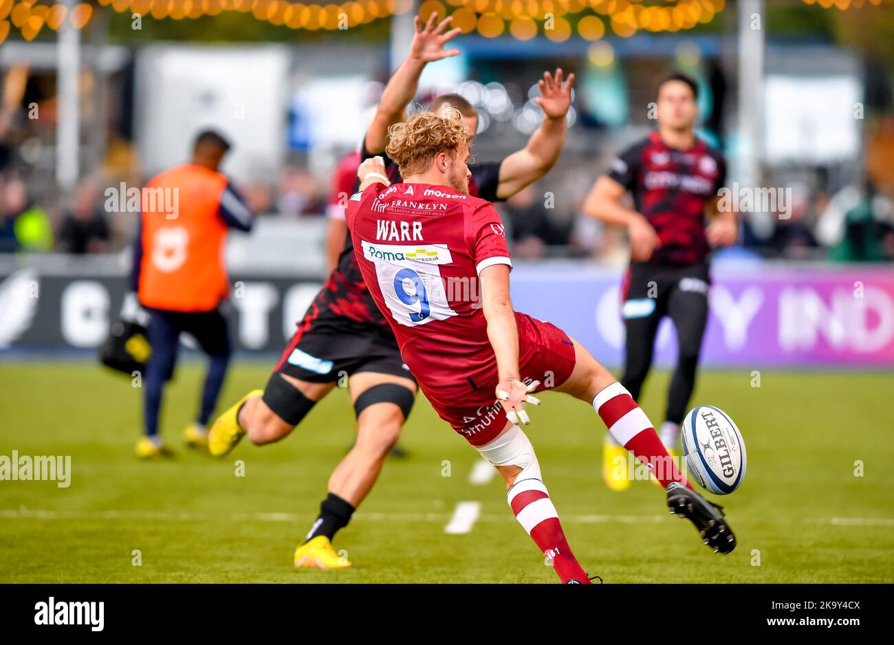 Londres, Royaume-Uni. 30th octobre 2022. Gus Warr of sale Sharks lance le ballon lors du match de rugby Gallagher Premiership entre Saracens et sale Sharks à Allianz Park, Londres, Angleterre, le 30 octobre 2022. Photo de Phil Hutchinson. Utilisation éditoriale uniquement, licence requise pour une utilisation commerciale. Aucune utilisation dans les Paris, les jeux ou les publications d'un seul club/ligue/joueur. Crédit : UK Sports pics Ltd/Alay Live News Banque D'Images