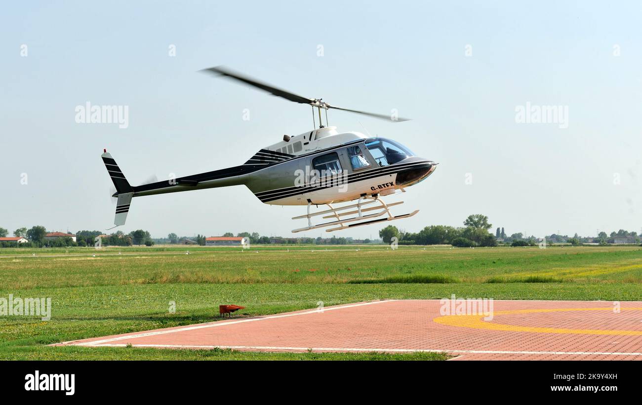 L'hélicoptère Bell-206 Jet Ranger atterrit sur une piste de décollage d'hélicoptère Banque D'Images