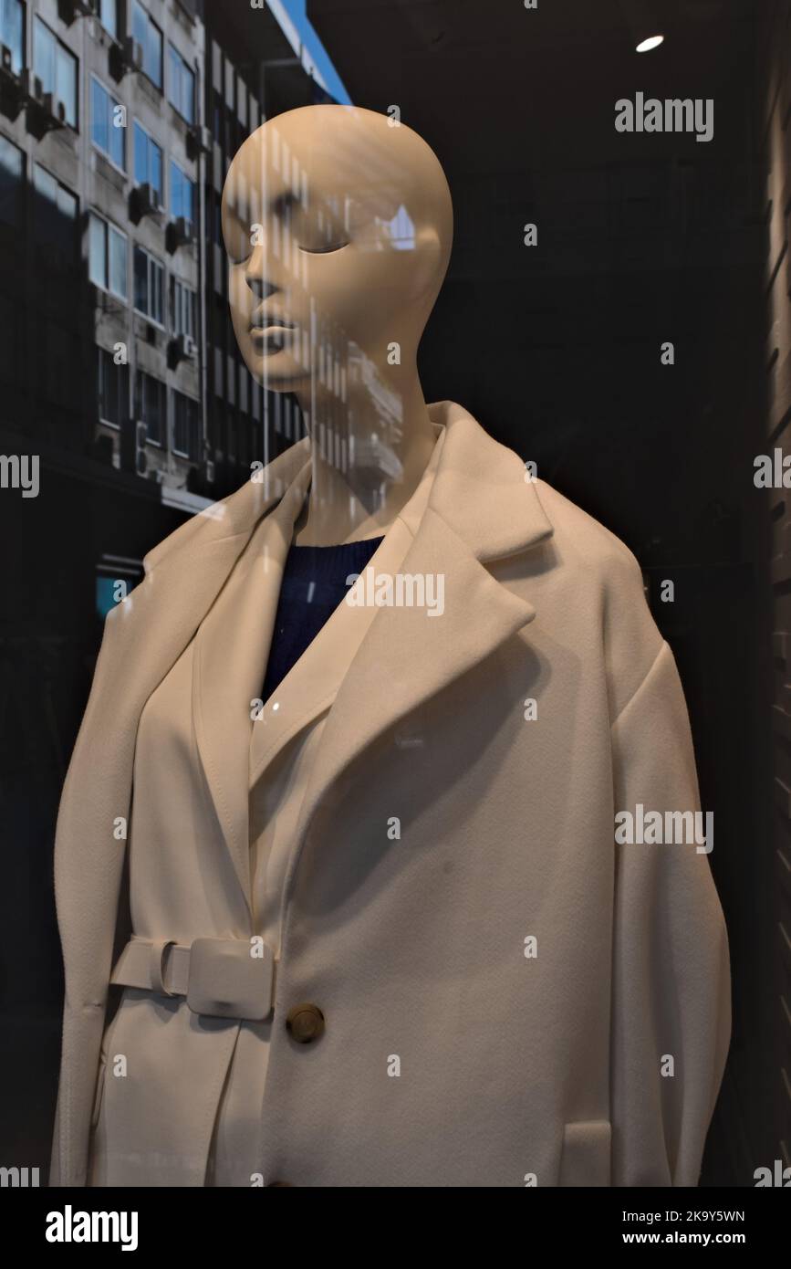 mannequin féminin dans un manteau et une veste blancs Banque D'Images