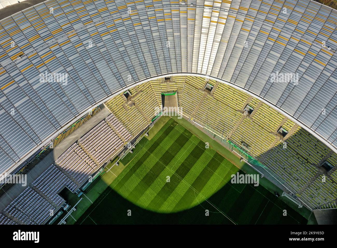 Stade de Lechia à Gdańsk. Le soleil illumine la façade du toit. Banque D'Images