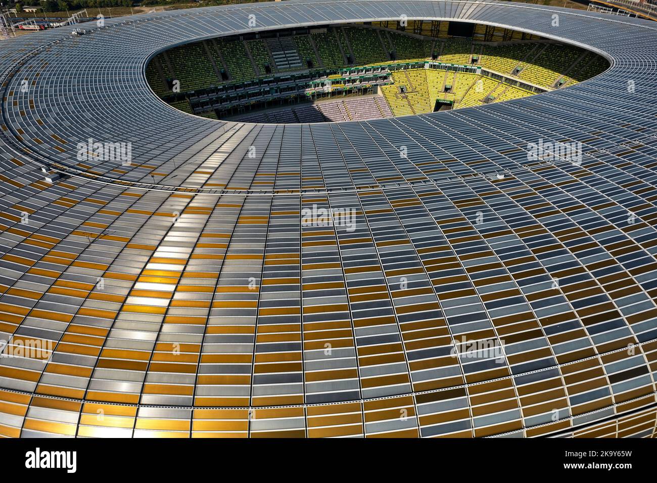 Stade de Lechia à Gdańsk. Le soleil illumine la façade du toit. Banque D'Images