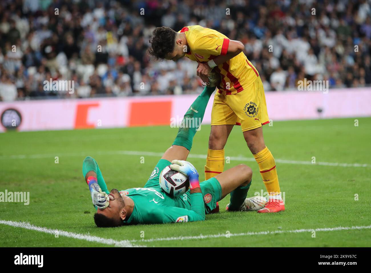 Madrid, Espagne, sur 30 octobre 2022. La Gazzaniga de Gérone tue du temps pendant le match de la Ligue 12 entre le Real Madrid C.F. et Gérone au stade Santiago Bernabeu à Madrid, Espagne, sur 30 octobre 2022 Credit: Edward F. Peters/Alamy Live News Banque D'Images